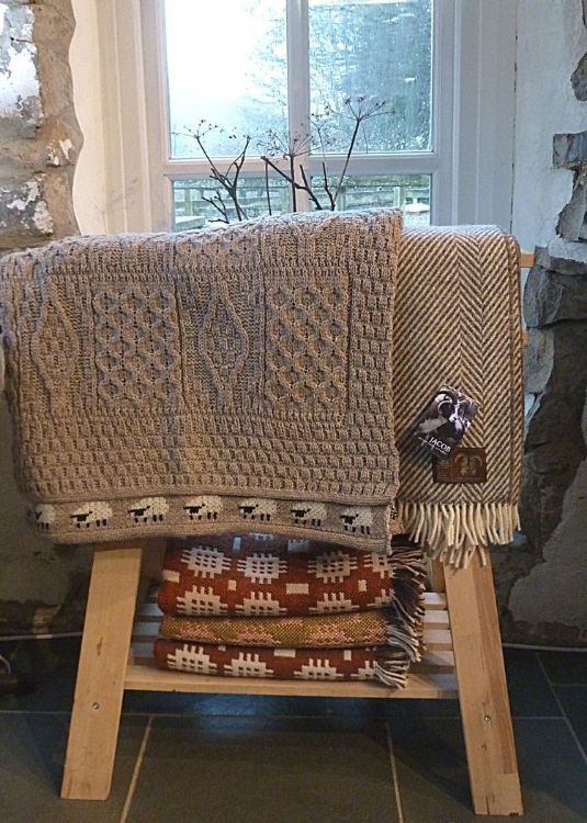 Picture of Pure wool knitted blanket - Mushroom